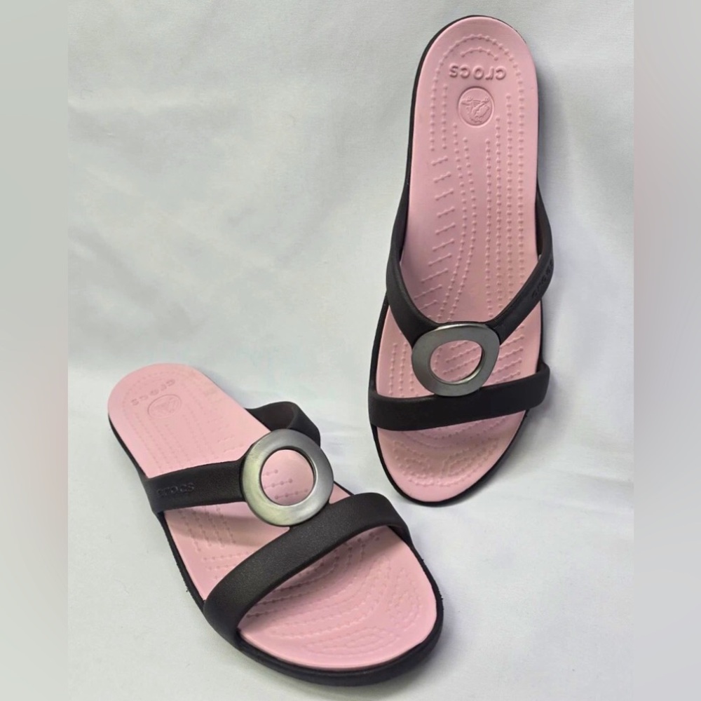 CROCS Sanrah Matte Circle Slide Sandals Expresso & Petal Pink Silver Accent Ring